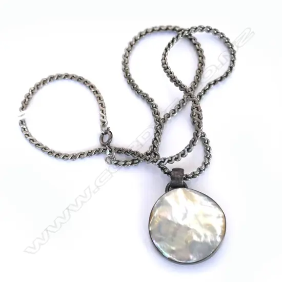 STG SILVER MOP PENDANT ON STG CHAIN