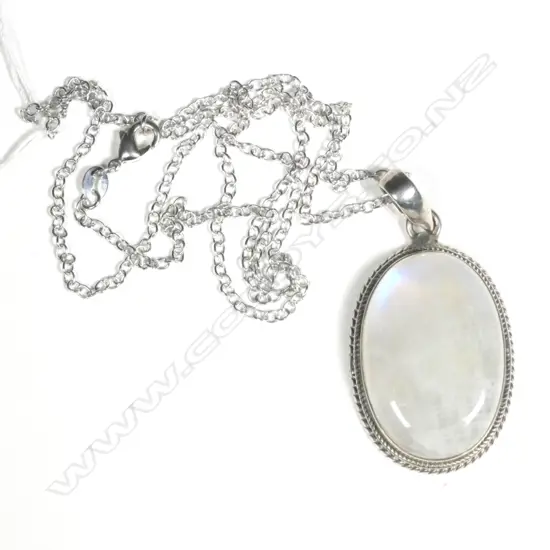 SILVER AND QUARTZ PENDANT AND CHAIN