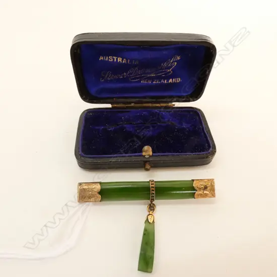 9CT AND GREENSTONE BROOCH WITH DROP