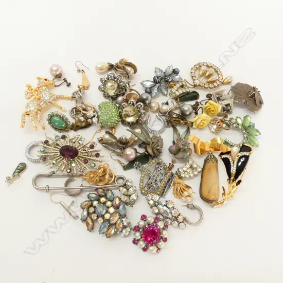 BIG BAG OF COSTUME BROOCHES AND EARRINGS