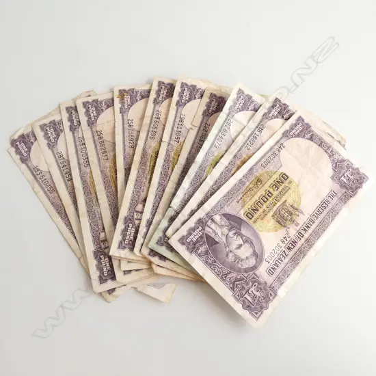 COLLECTION OF £1 NZ BANK NOTES