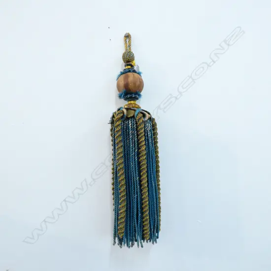 LARGE ANTIQUE TASSLE (VERY WORN)