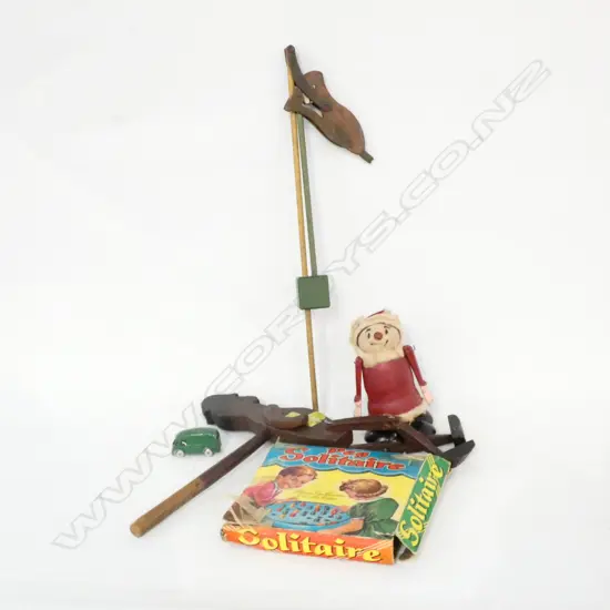COLLECTION OF VINTAGE TOYS INCL WOODEN SANTA ETC & PEG SOLITAIRE
