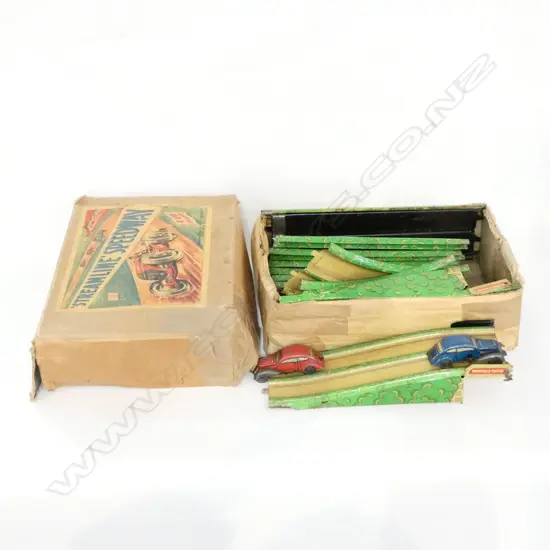 "STREAMLINE SPEEDWAY" TIN PLATE RACETRACK & 2 WIND UP CARS + KEY IN ORIGINAL BOX - SOME LOSSES