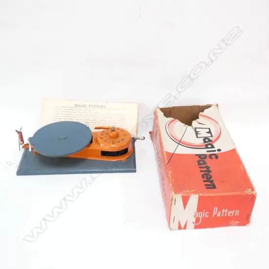 MAGIC PATTERN TOY WITH INSTRUCTIONS IN ORIGINAL BOX