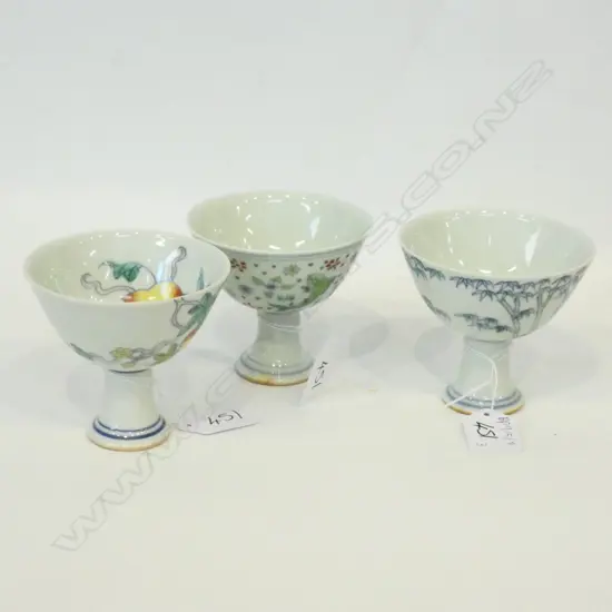 3 CHINESE DOUCAI PEDESTAL CUPS H. 80MM