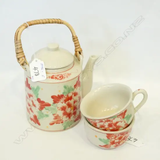 ORIENTAL TEAPOT AND TEA CUPS (2)