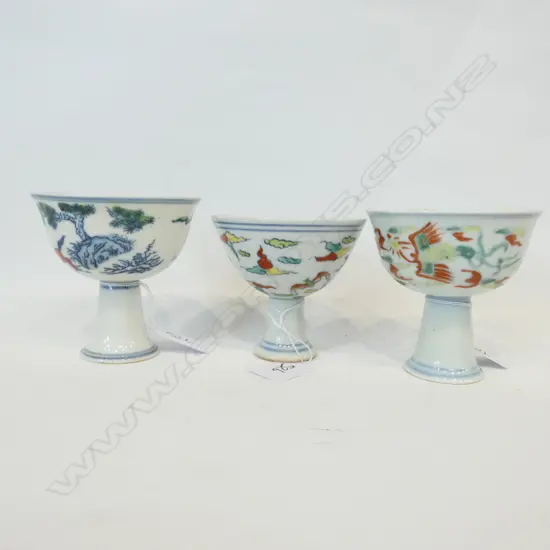 3 CHINESE DOUCAI PEDESTAL CUPS H. 80MM