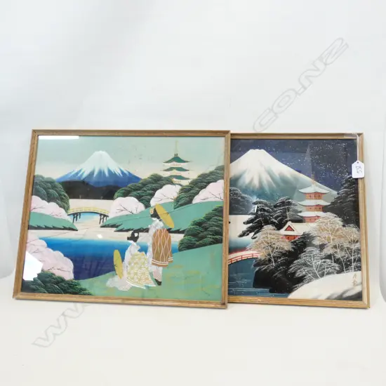 PR OF JAPANESE PAINTINGS ON SILK H 360 MM glass broken