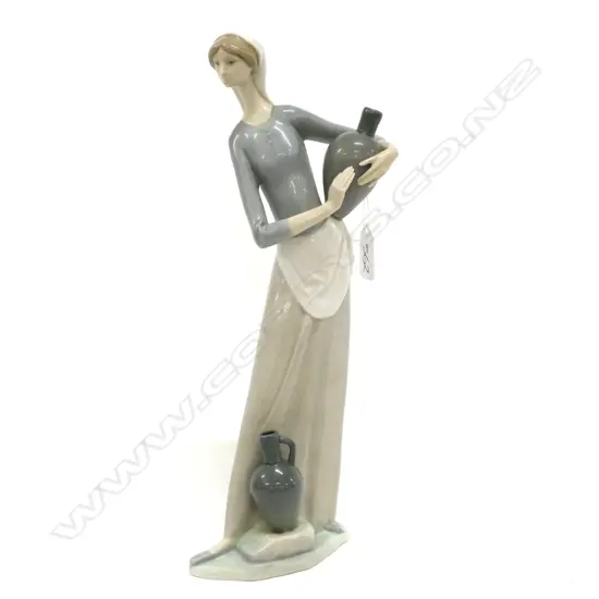 LLADRO FIGURE WOMAN WITH JARS H. 320MM
