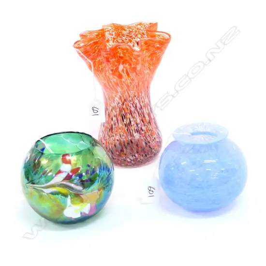 3 ART GLASS VASE; 1 SIGNED BUDGEREE H. 195MM
