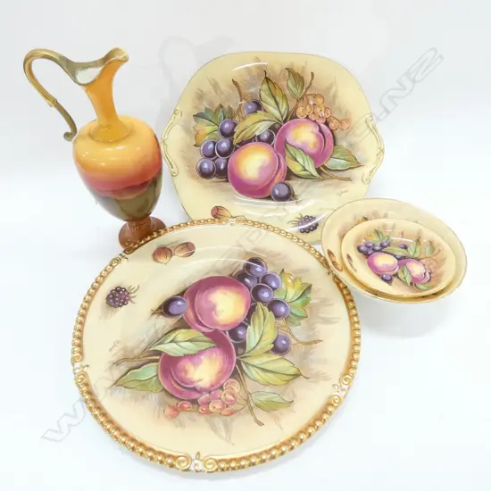 4 PCES AYNSLEY + R/DOULTON VASE H. 220MM