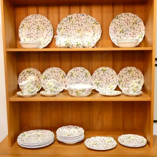 LARGE QUEENS COUNTRY MEADOW DINNER SERVICE
