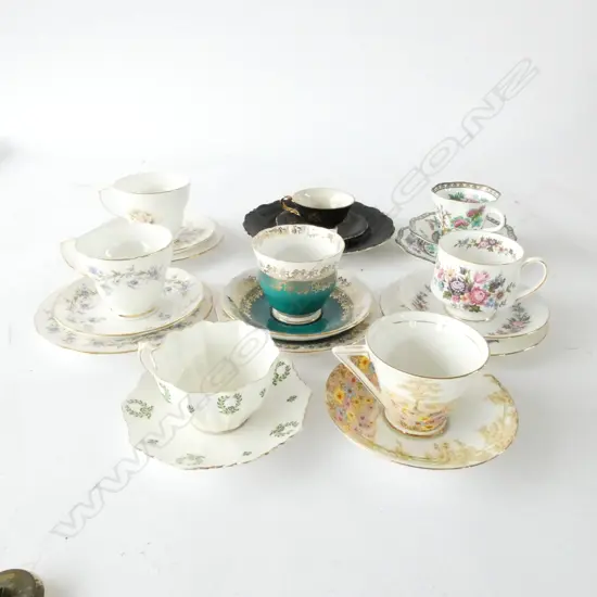 BOX LOT 6 TRIOS + 2 CUPS & SAUCERS