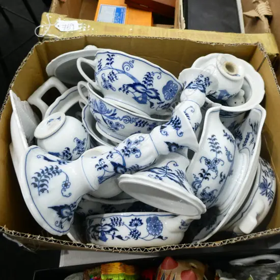 BOX LOT BLUE DANUBE INCL. PR CANDLESTICKS ETC