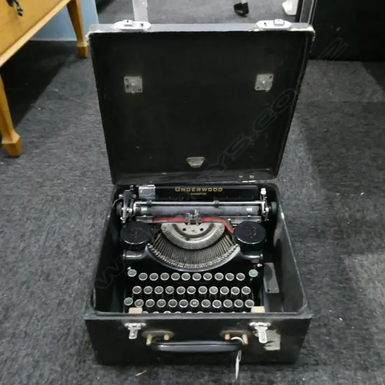 VINTAGE UNDERWOOD TYPEWRITER, CASED