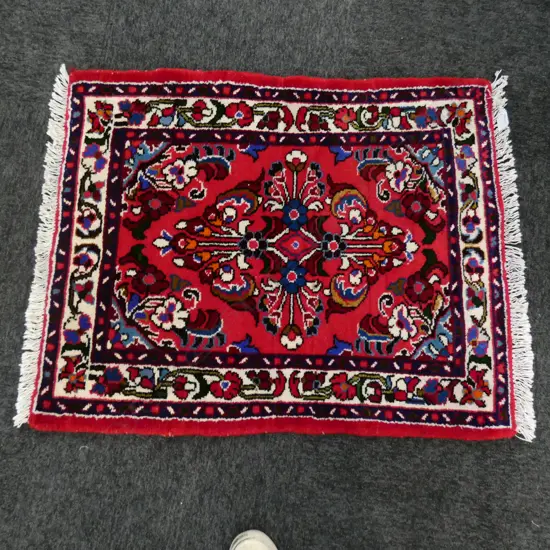 PERSIAN HAMADAN LILIHAN RUG, WITH FLORAL MEDALLION 85 x 69cm