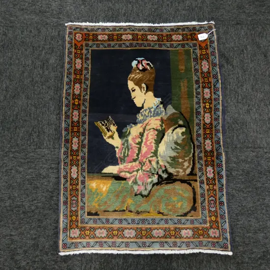 FINELY WOVEN WOOL PILE PICTORIAL RUG 850 X 600MM