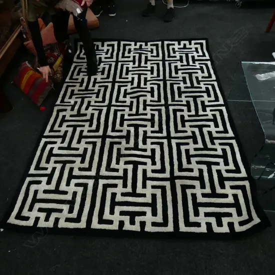 ARTISAN RUG GREEK KEY PATTERN