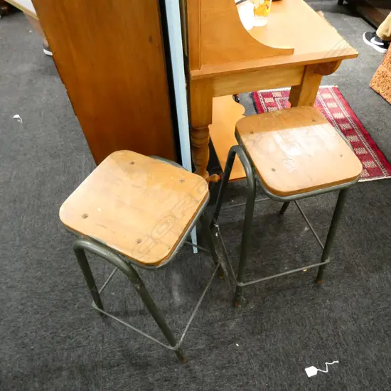2 LABOROTORY STOOLS