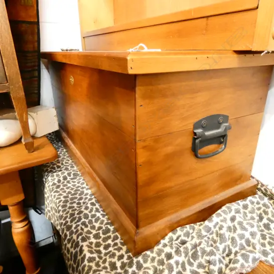 RIMU HANDLED BLANKET BOX H. 410MM L. 880MM