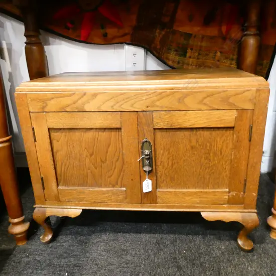 SMALL OAK CABINET W. 625MM H. 485MM