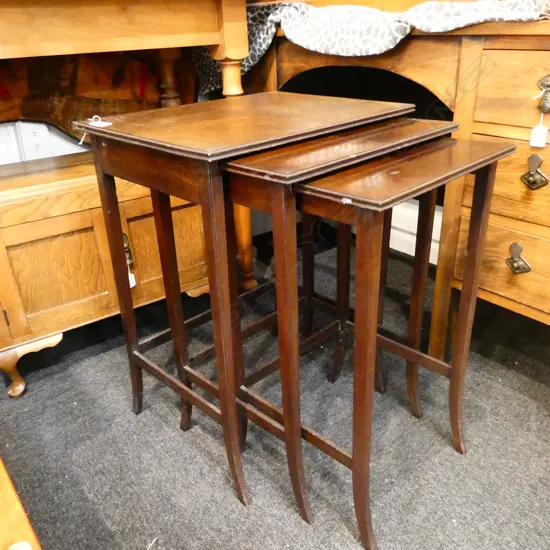 SET OF 3 NESTING TABLES H. 635MM