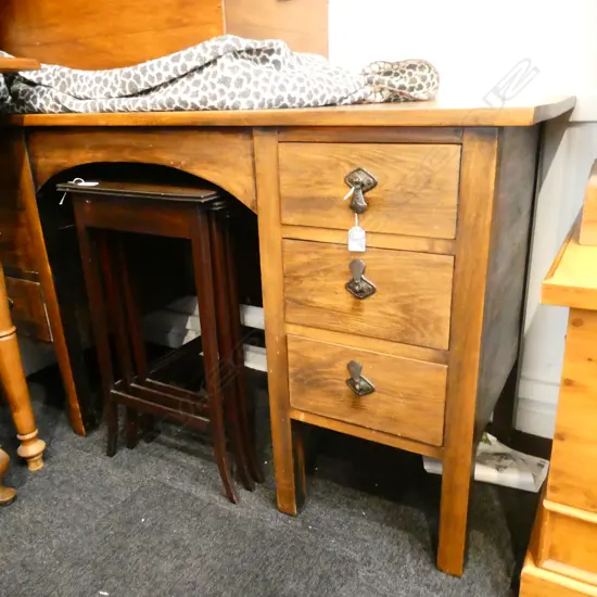 WOODEN DESK L. 1395MM H. 765MM