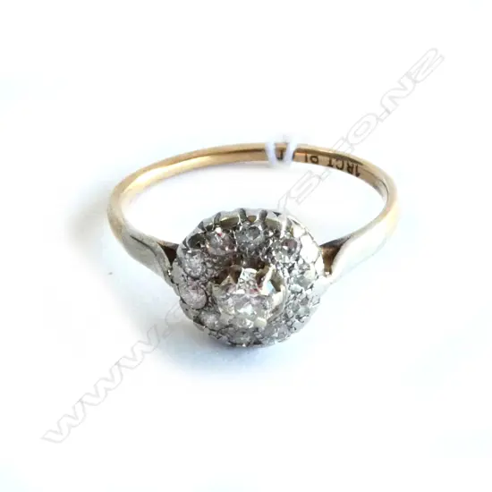 VINTAGE 18CT W/GOLD & DIAMOND CLUSTER RING some faults