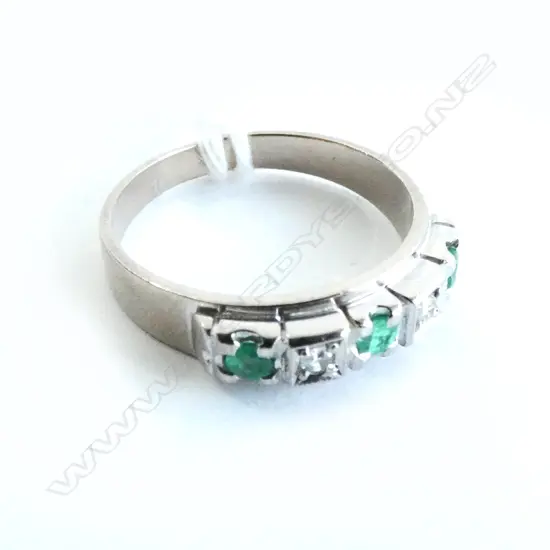 18CT WHITE GOLD EMERALD & DIAMOND RING WITH VALUATION