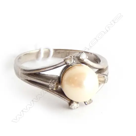 14CT WHITE GOLD DIAMOND AND PEARL RING
