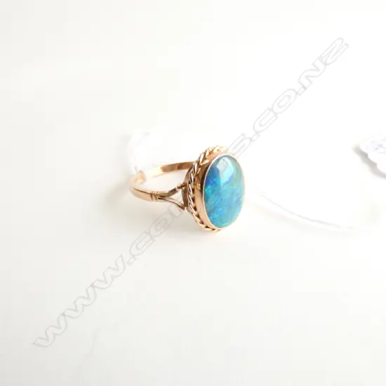 9CT GOLD AND OPAL (DOUBLET) RING