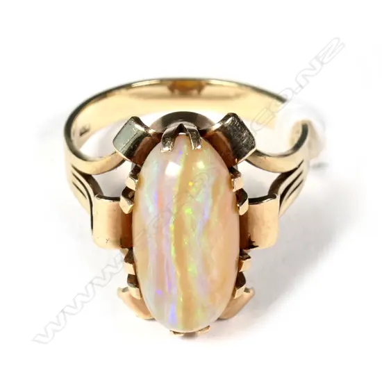 9CT GOLD AND BLACK OPAL RING 