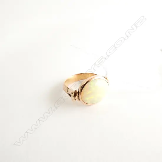 9CT GOLD AND OPAL RING - GOOD PLAY OF FIRE