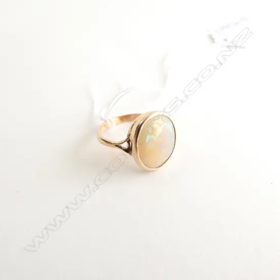 9CT GOLD AND OPAL RING - GOOD PLAY OF GREEN AND BLUE