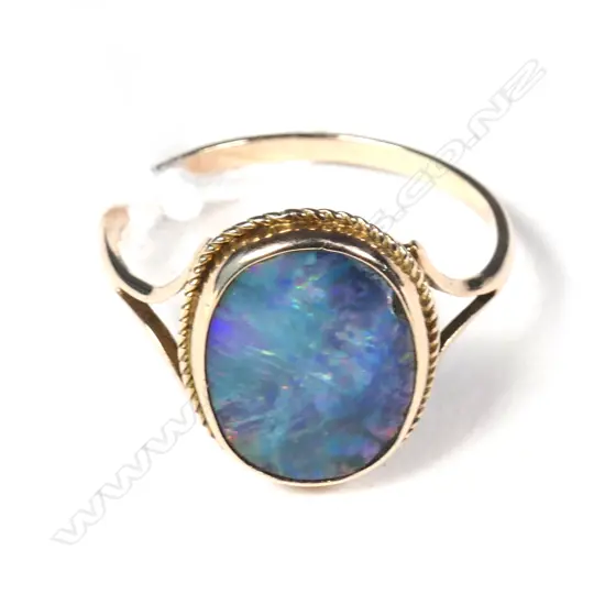 RETRO 9CT GOLD AND OPAL RING