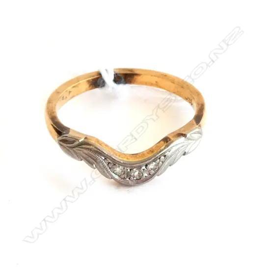 18CT 3 SMALL DIAMOND RING 2.4gms