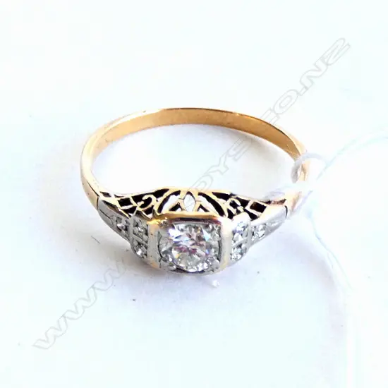 GOLD & DIAMOND RING APPROX. TDW 0.40ct.