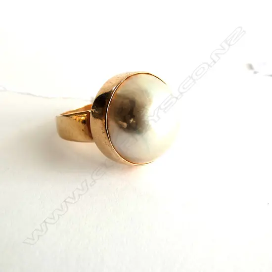 9CT GOLD AND MABE' PEARL RING