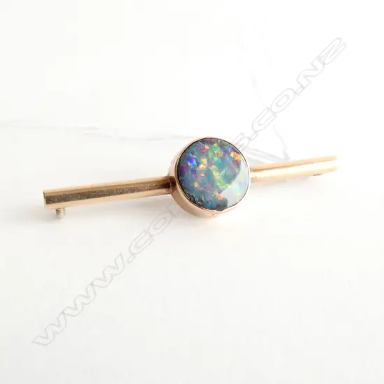9CT GOLD AND OPAL (DOUBLET) BROOCH