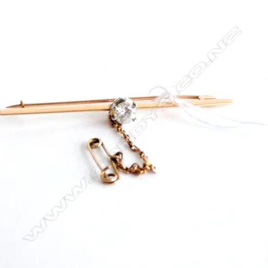 10CT GOLD AND FAUX DIAMOND BAR BROOCH 3.44gm