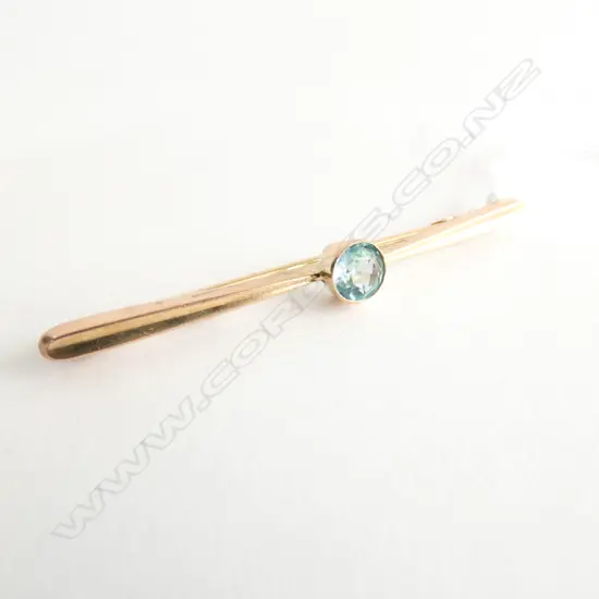 9CT GOLD BAR & BLUE TOPAZ? BAR BROOCH