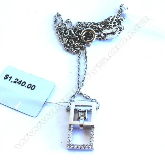 18ct W/GOLD DIAMOND PENDANT BOX FORM ON SILVER CHAIN