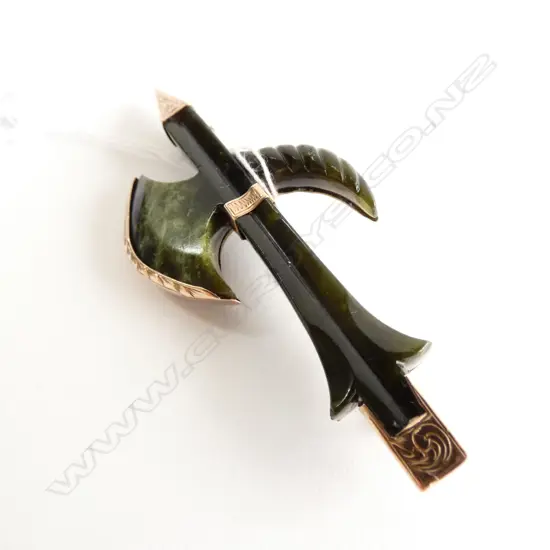 9CT GOLD AND POUNAMU PIKE BROOCH