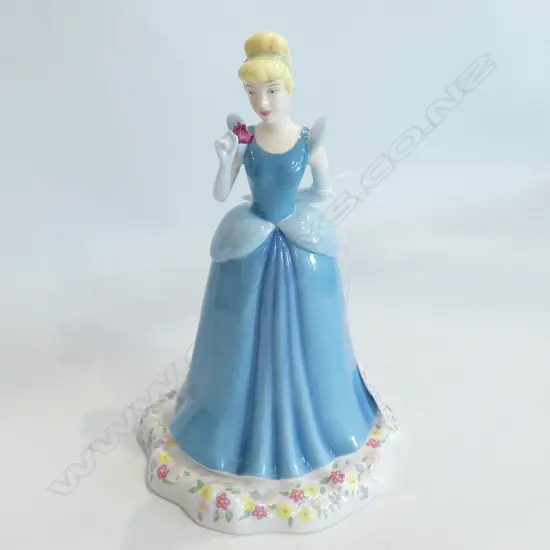 R/DOULTON WALT DISNEY FIGURINE 'CINDERELLA' +ROYAL DOULTON BOOK