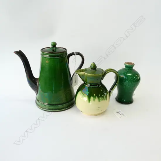 2 GREEN JUGS; TORQUAY & VALE DEVON + VASE H. 115MM