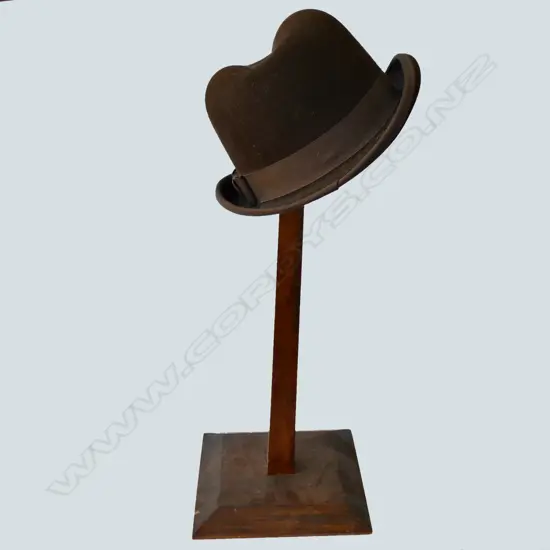 HOMBURG HILLS LTD ON WOODEN STAND H. 450MM