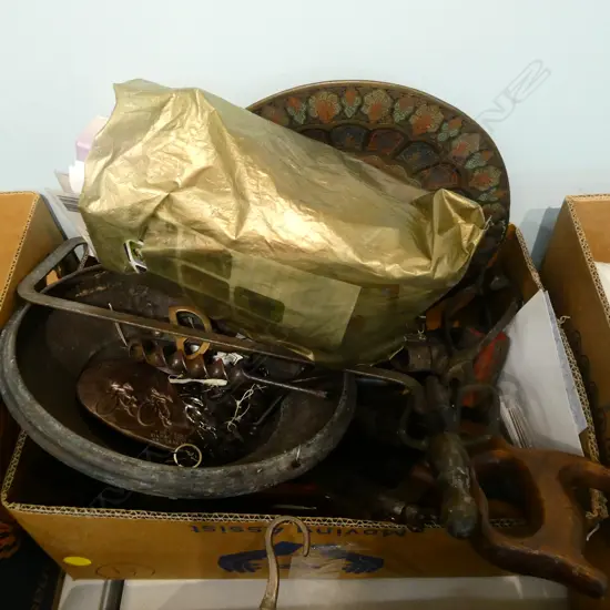 BOX LOT VINTAGE TOOLS, SAWS, KEYCHAINS ETC