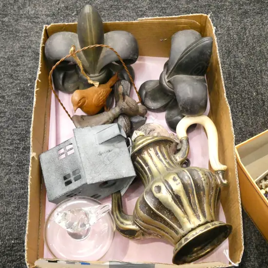 BOX LOT FLEUR DE LIS BOOKENDS, TEAPOT ETC