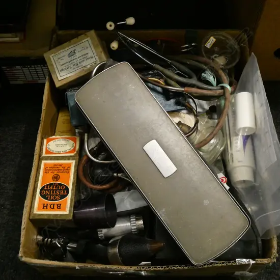 BOX OF VINTAGE MEDICAL DOCTOR'S EQUIP, INCLUDING STETHESCOPES